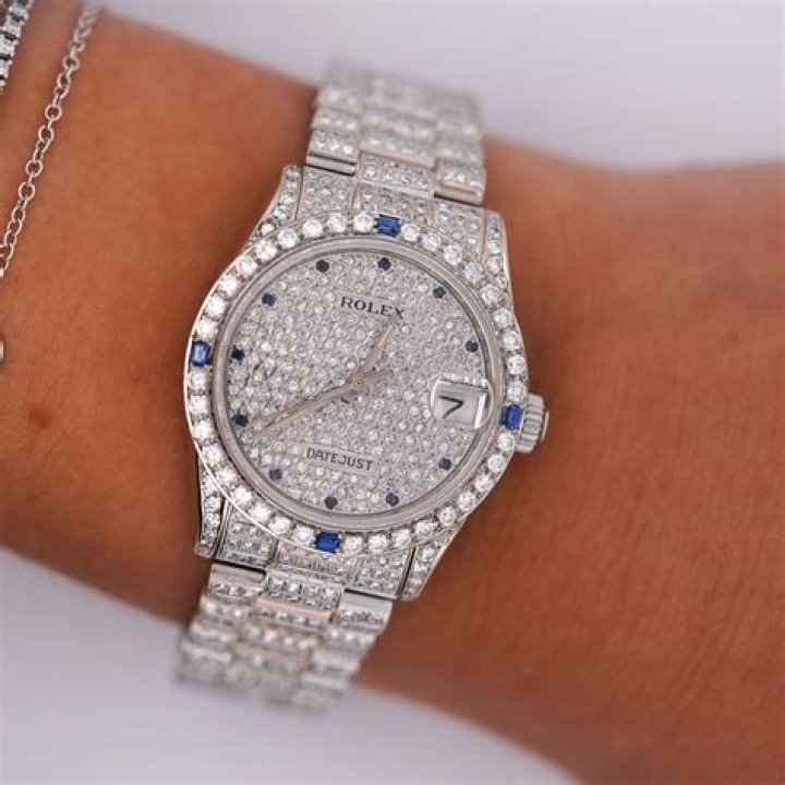 Kylie Jenner Shows Off Gorgeous New Diamond Encrusted Watch: Gift From PND?